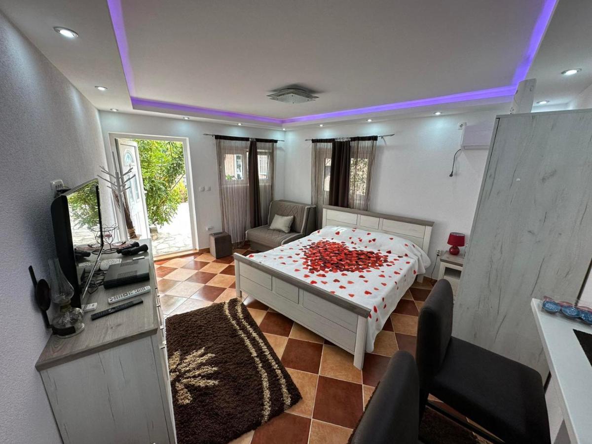 Sunshine Apartment With Private Pool And Parking 科托尔 外观 照片